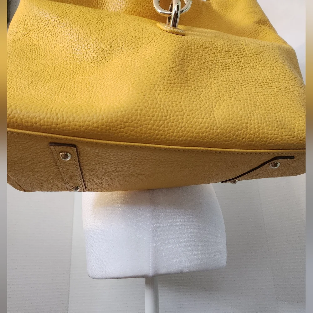 Dooney & Bourke Bag GUC Pebble Leather Logo Lock Hobo Shoulder Sac in yellow Lrg